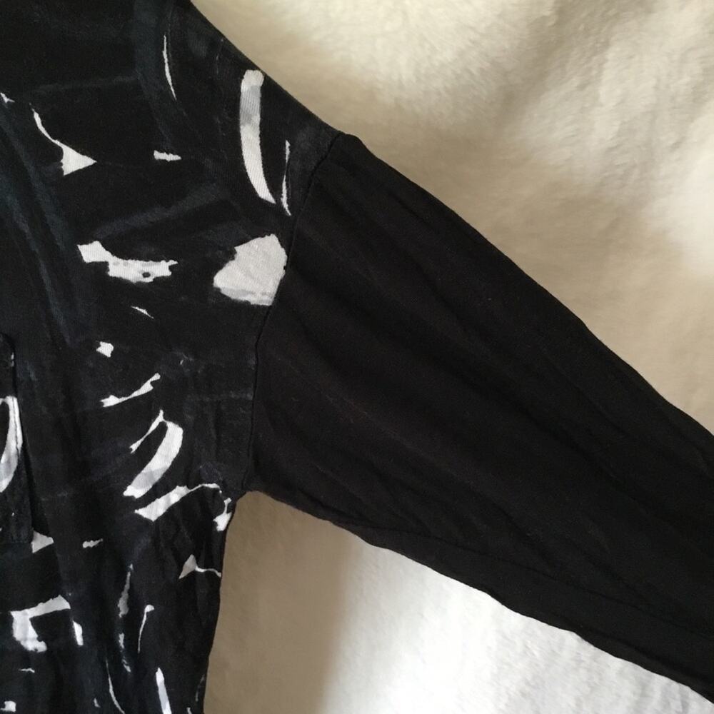 Kensie Black and White Abstract Print Top - Picture 7 of 16